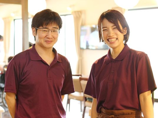 笑顔のスタッフ2人の食堂  