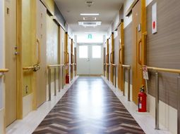 明るく清潔な廊下