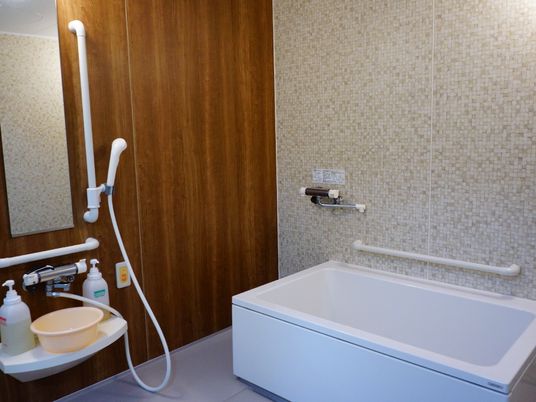 施設の写真 利用者のニーズに応じて、個人用の入浴室も用意されていて、温度や水量もお好みで管理。安全の為の手すりもついていて快適に入浴が楽しめます。