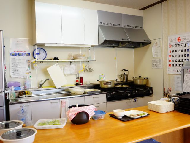 キッチンの設備と調理器具 便利なキッチン 清潔に保たれた調理スペースです。手作りの食事が提供されることで、毎日の食事が楽しみになります。