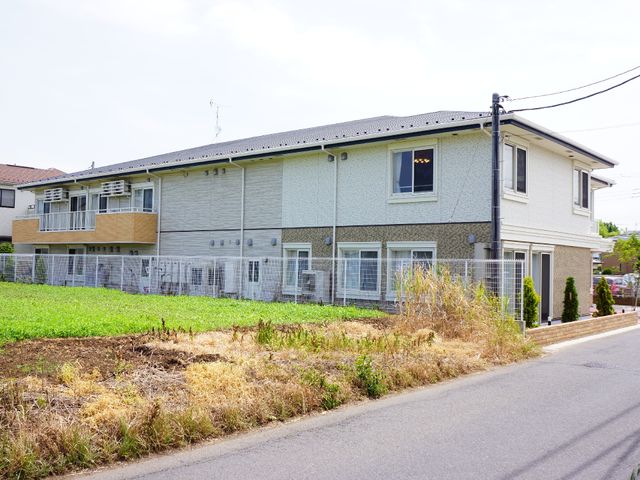 広々とした外観の建物 外観 ゆったりとした造りの建物で、心地よい環境が整っています。窓から差し込む光が、明るく穏やかな雰囲気を醸し出しています。