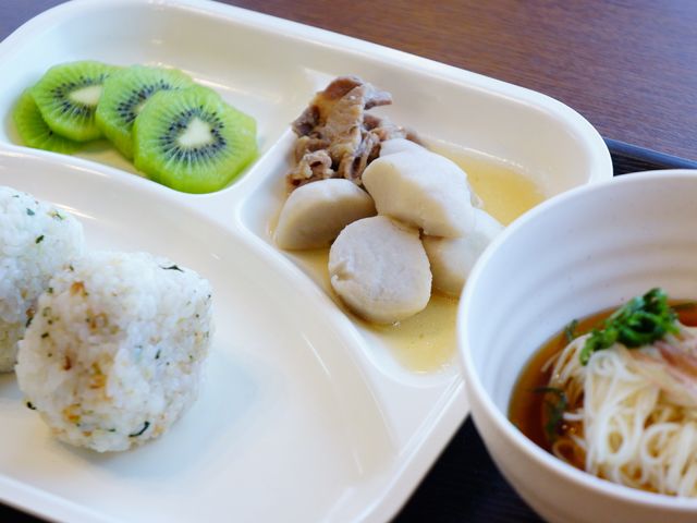 栄養バランスの取れた料理 美味しくヘルシーな食事 手作りの温かさが感じられる食事の一例です。バランスの良いメニューが心身の健康を支えます。
