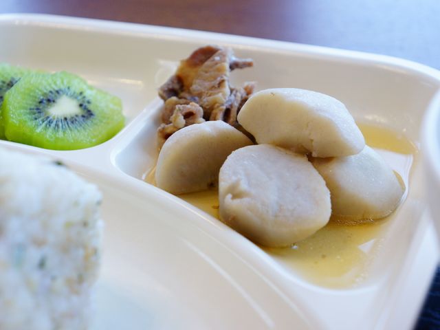 バランスの取れた食事内容 食べやすく加工済 栄養バランスを考えた美味しい食事を提供しています。健康を支える食生活を大切にしております。