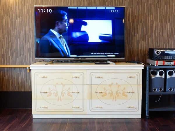 リビングのテレビと家具