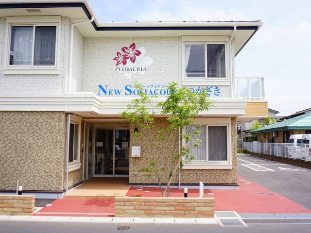 清潔感のある建物正面 スッキリと安全の玄関 暖かい雰囲気のエントランスが迎えてくれる心地よい施設です。快適な職場環境を求める方におすすめの場所です。