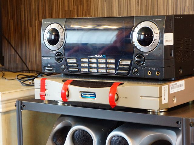オーディオ機器が置かれた棚 気楽に行ける集いの場 様々な音楽を楽しめるオーディオ機器が完備されており、リラックスタイムをより豊かにします。