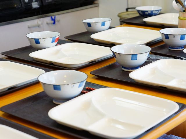 食事準備の盛り付け例 キッチンの清潔を維持 きれいに整頓された食事スペースからは、大切な利用者さまへの心温まるおもてなしを感じ取れます。食器の配置にもこだわり、清潔感のあふれる環境を大切にしています。