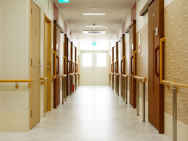 清潔感ある明るい廊下
