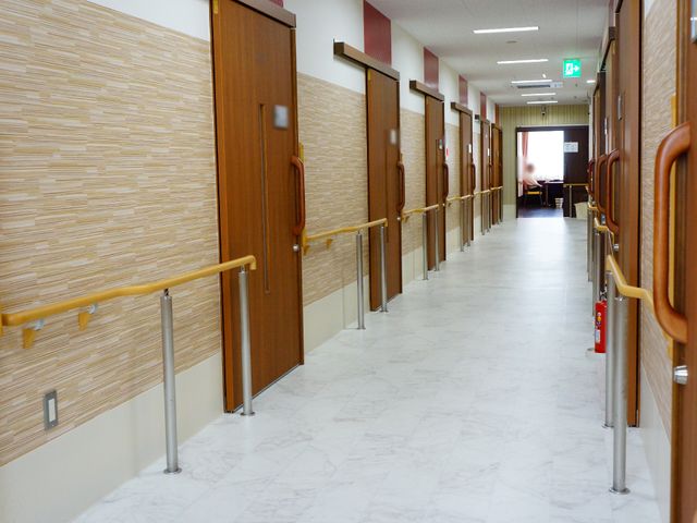 廊下の快適な手すり 廊下の手すり 手すりが整備された清潔感のある廊下は、日常の移動が安心して行える設計になっております。
