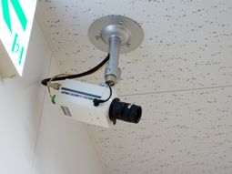 監視カメラ設置の廊下