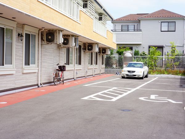 明るい駐車場と建物外壁