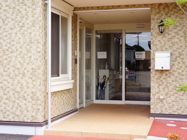 玄関エントランスの風景 玄関はストレスフリー ゆったりとした玄関エントランスは、明るく開放感があり立ち寄る人を迎え入れます。フラットなアプローチでどなたもスムーズに出入りできます。