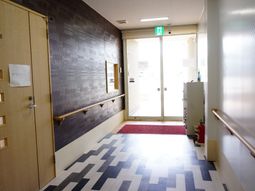 明るい廊下と出入口