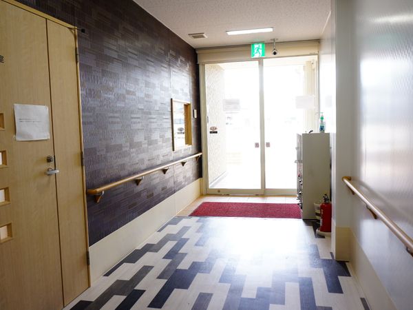 明るい廊下と出入口