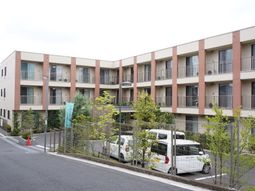 広々とした外観の建物