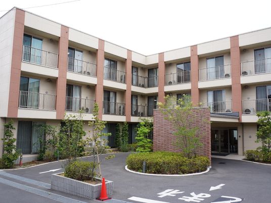 落ち着いた色合いの外観