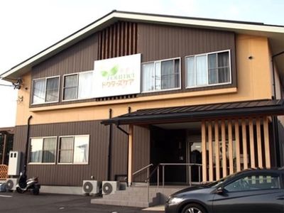 温かみのある外観の建物