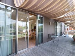 テラスのある明るい空間