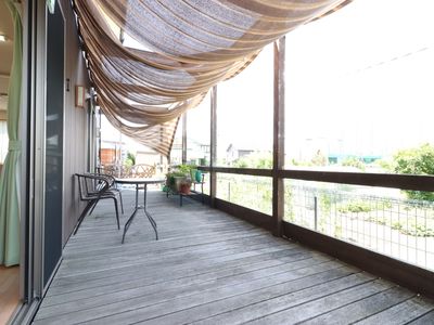明るい日差しのバルコニー