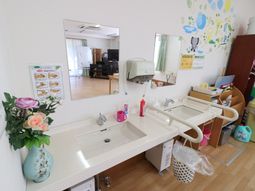 清潔な洗面台と鏡