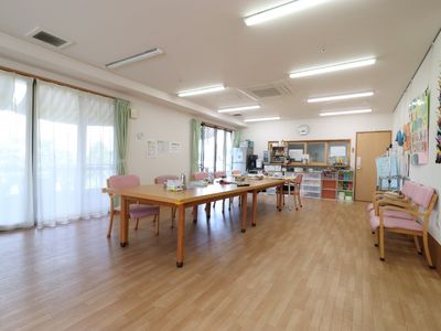 明るい多目的室の様子