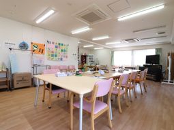 明るい多目的室の様子