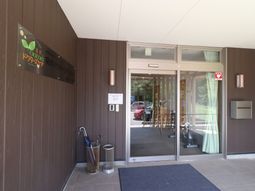 エントランスの自動ドアと看板