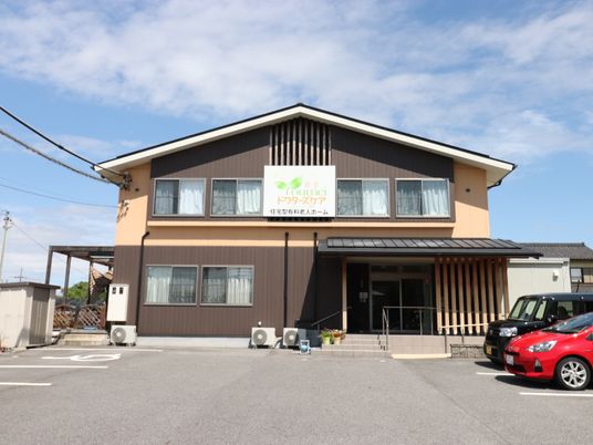 茶色の建物の外観