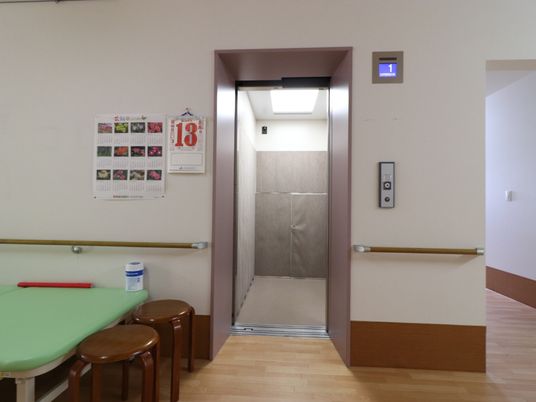 廊下にあるエレベーター入口
