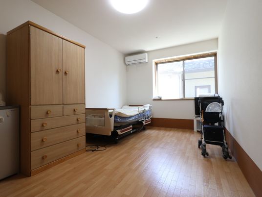 居室のベッドと収納家具