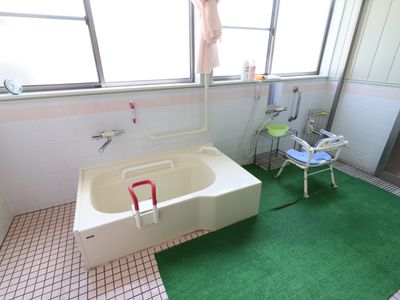 明るい浴室の設備