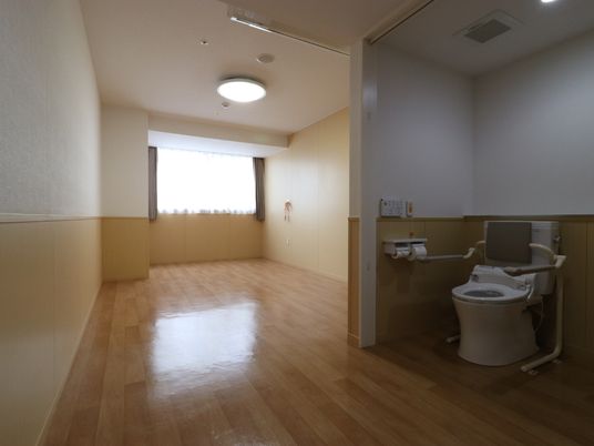 広々とした清潔なトイレ