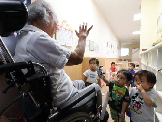 車椅子のおじいさんと子どもたち