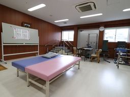 機能訓練室の広々空間