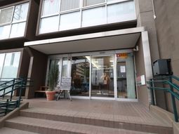 清潔感のある施設エントランス