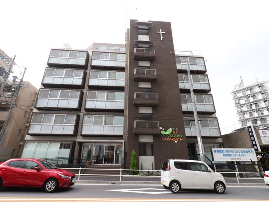 茶色の建物の外観