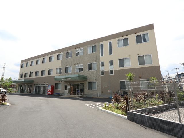 清潔感のある建物の外観 外観 広々としたエントランスがあり、快適な環境が保たれている建物です。入り口付近はバリアフリー設計が施され、どなたでも安心してお過ごしいただけます。
