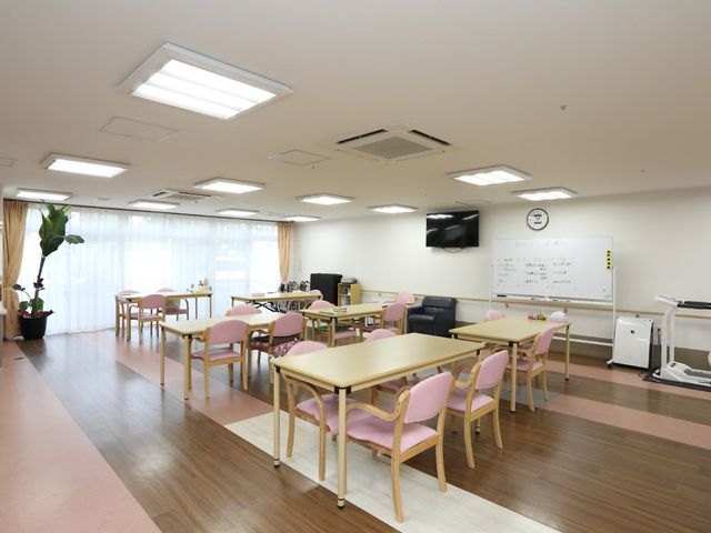 広々とした綺麗な食堂 ダイニングルーム 清潔感のあふれる食堂は、ゆったりとした食事時を約束します。柔らかな光が差し込み、居心地の良い空間が広がっています。