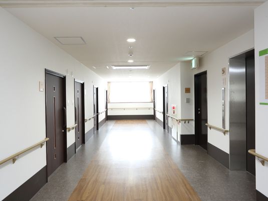 手すり付きの明るい廊下