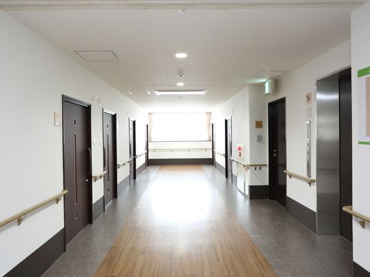 手すり付きの明るい廊下