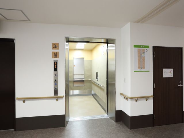 廊下とエレベーターの融合 エレベーター 清潔感のある廊下には、手すりが配され、安全かつ快適に移動いただける環境が整っております。