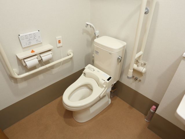 手すり付きの清潔なトイレ