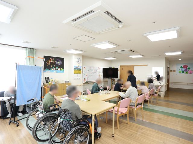 活動的な共有ラウンジ ダイニングルーム ゆったりとした空間の共有ラウンジで、利用者の皆さんは様々な活動を楽しんでいます。明るく開放感のあるこの場所は、日々のコミュニケーションにぴったりです。