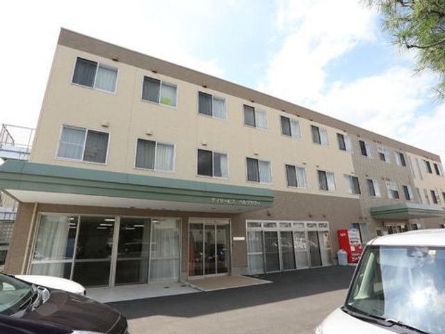 明るい外観の建物正面 外観 ゆとりを感じさせる清潔な正面入り口が印象的です。働く環境として、明るく開放感のある空間がお迎えします。