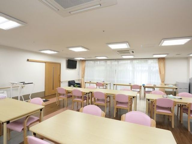 広々とした明るい食堂 ダイニング ゆったり配置されたテーブルとピンクの椅子が特徴の食堂です。明るい窓辺で、のびのびとお食事をお楽しみいただけます。