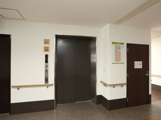 清潔な廊下のエレベーター