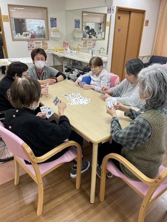 共有スペースでのカードゲーム