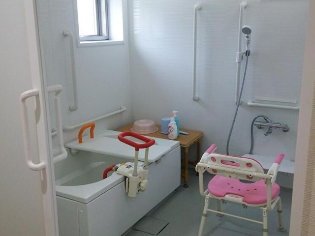 利用者の心地よいバスルーム 浴室 手すり付きで安全性を考慮した明るいバスルームです。自立支援に配慮した設備が整っております。
