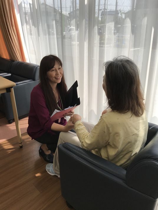 笑顔で会話するスタッフと利用者