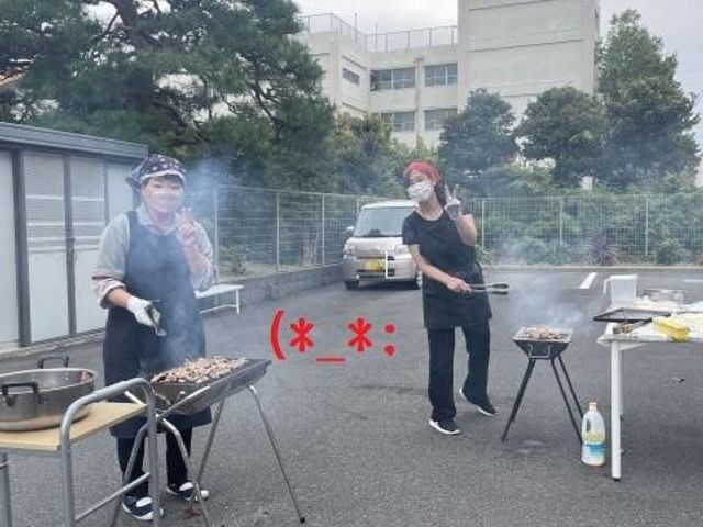 手作りバーベキューの中庭 中庭 笑顔で料理をするスタッフの姿が見受けられ、開放的な空間でのバーベキューが楽しめる中庭です。